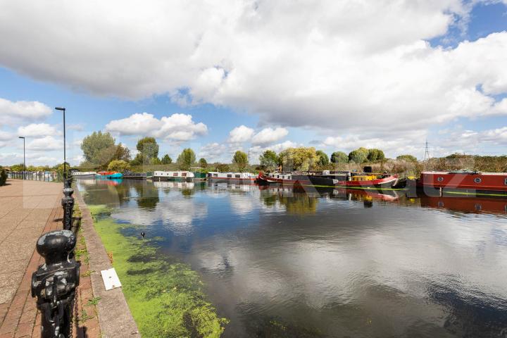 Canal Side 2 bedroom property with direct access to communal garden  Riverside Close, Lee Vally Park / Upper Clapton